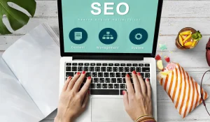 Gambar sebuah komputer modern dengan tampilan tulisan “SEO” di layar, menampilkan konsep digital marketing dan optimasi mesin pencari dengan desain profesional dan futuristik - Mentor Juara SEO