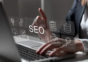 Gambar seorang perempuan sedang mengerjakan image SEO - Mentor Juara SEO