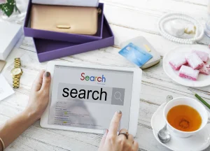 Gambar tangan sedang melakukan pencarian di google - Mentor Juara
