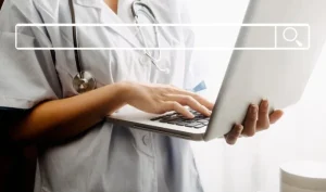 Seorang dokter sedang mencari informasi di search engine - mentor juara